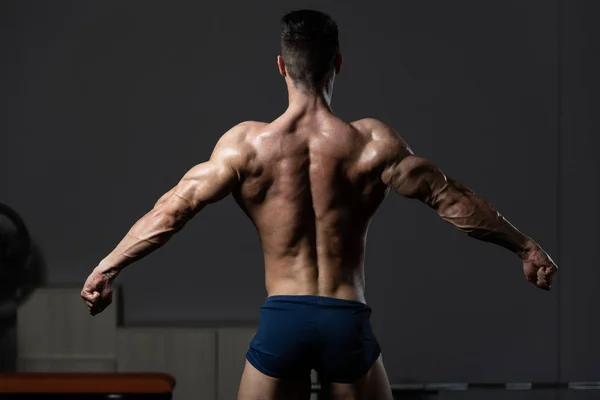 Seriöser Bodybuilder steht im Fitnessstudio — Stockfoto