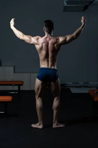 Homme Musclé Flexible Muscles Arrière Double Biceps Pose — Photo