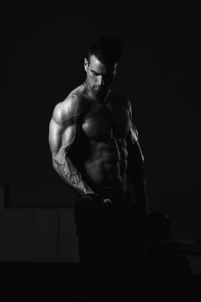 Bodybuilder exercice biceps avec haltères — Photo