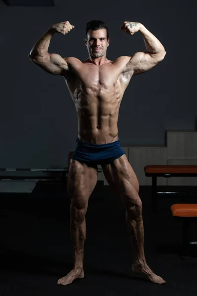 Kulturista Fitness Model představuje dvojitý Biceps po cvičení — Stock fotografie