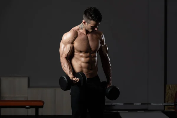 Człowiek z hantlami ćwiczenia bicepsów — Zdjęcie stockowe