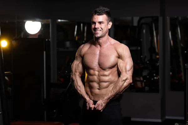 Ritratto di un uomo muscoloso fitness — Foto Stock