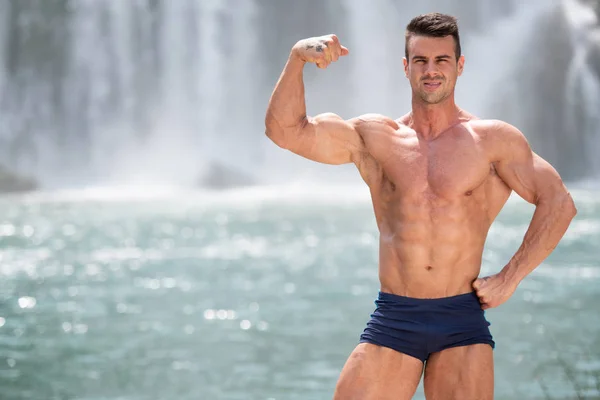 Portrait Of Fitness Man in Front of Waterfall — Stock Photo, Image