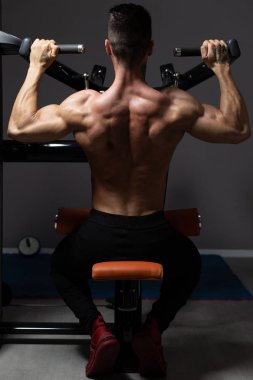 erkek atlet çekme işi ups