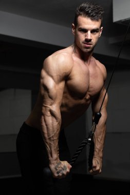 Dayanıklılık spor salonunda egzersiz adam