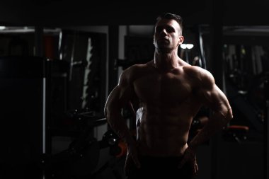 genç vücut geliştirmeci kasların esneme