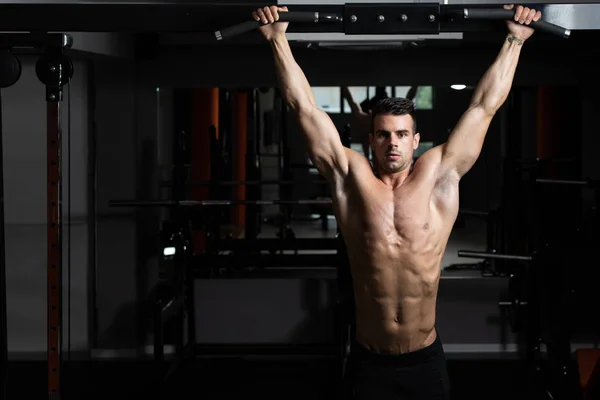 Manliga idrottare gör pull ups — Stockfoto