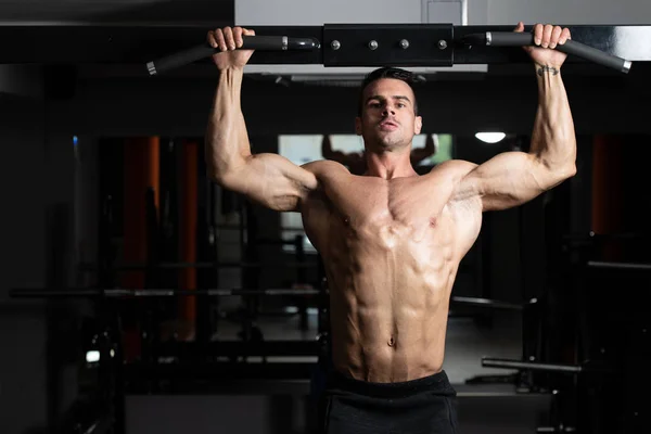 Manliga idrottare gör pull ups — Stockfoto