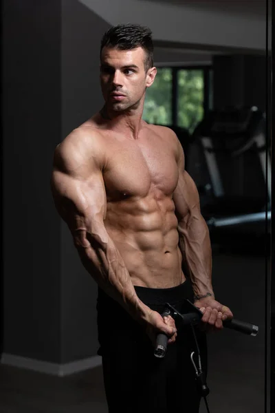 Bodybuilder faisant l'exercice lourd de poids pour des biceps — Photo
