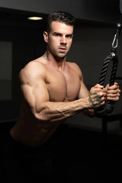 锻炼三头肌在健身房里的男人 — 图库照片