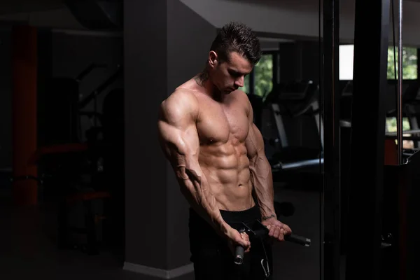 Bodybuilder trainiert Bizeps — Stockfoto