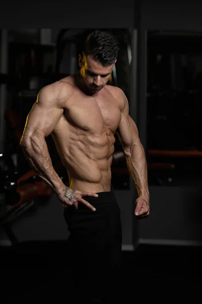 Gespierde Bodybuilder buigen spieren — Stockfoto