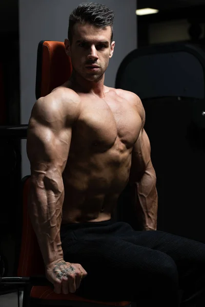 Muscular hombre ejercicio tríceps en la máquina — Foto de Stock