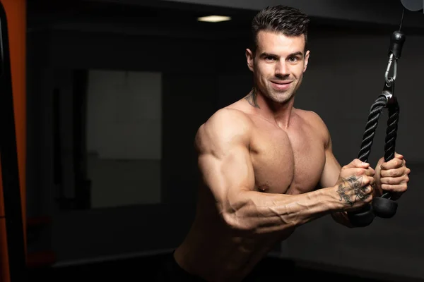 Man Exercising Triceps In The Gym — Stock Photo, Image
