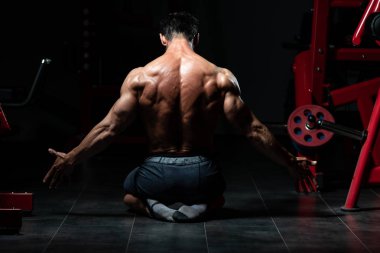 Kaslı vücut geliştirmeci kasların esneme