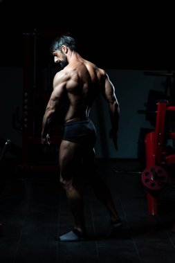 Orta Yaş Man Bodybuilder Geri Pose Esneme