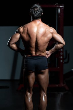 Arka Lat esneme vücut geliştirmeci poz yayıldı