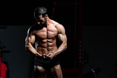 Modern Fitness Center'da olgun adam sökük