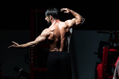 Orta Yaş Man Bodybuilder Geri Pose Esneme