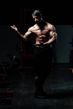 spor salonunda duran ciddi vücut geliştirmeci