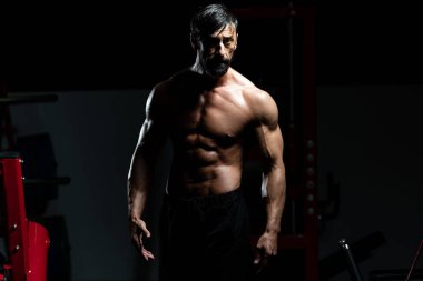 sağlıklı, kaslı, genç bir adam portresi