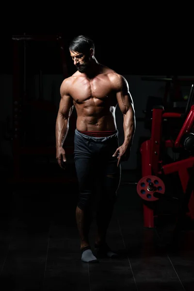 Hombre en el gimnasio mostrando su cuerpo bien entrenado —  Fotos de Stock