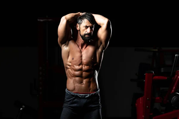 Hombre de mediana edad mostrando músculo abdominal — Foto de Stock
