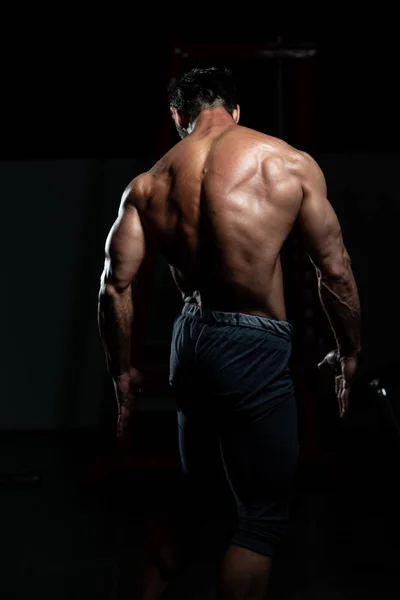 Físicamente hombre maduro mostrando su espalda bien entrenada —  Fotos de Stock