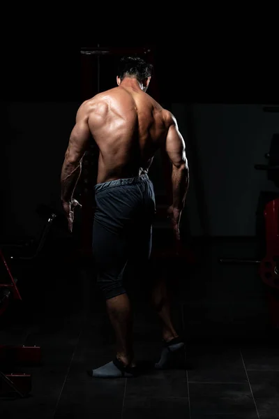 Middelbare leeftijd man bodybuilder buigen terug pose — Stockfoto