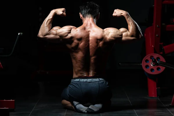 Muscular Homem Flexante Músculos Traseiros Duplo Biceps Pose — Fotografia de Stock