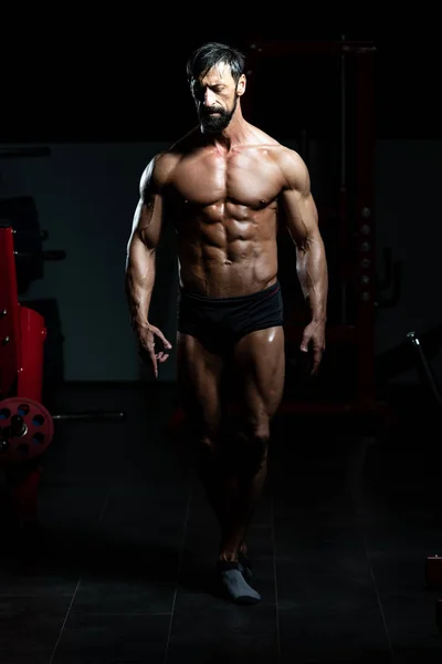 Portret mężczyzny w nowoczesnej siłowni — Zdjęcie stockowe