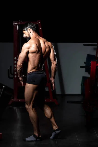 Mann mittleren Alters Bodybuilder beugt sich zurück Pose — Stockfoto