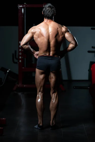 Bodybuilder Performing Rear Lat Spread Pose — Stock Photo, Image