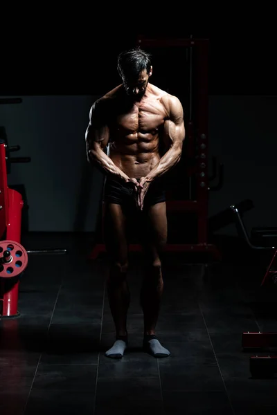 De pie fuerte en el gimnasio — Foto de Stock