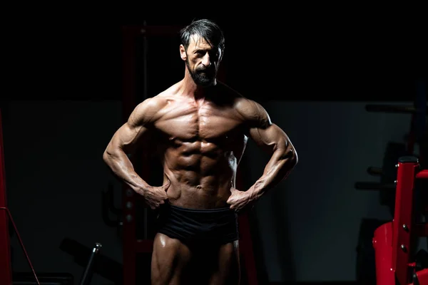 Bodybuilder buigen spieren — Stockfoto