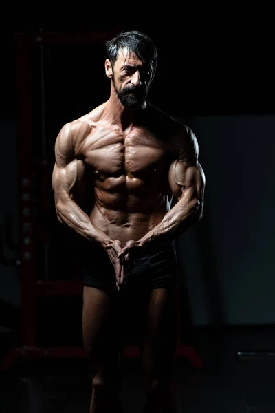 Retrato de un hombre en el gimnasio moderno — Foto de Stock