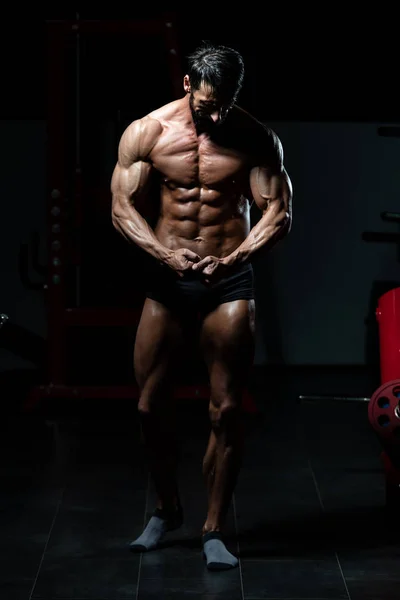 Bodybuilder flexar muskler — Stockfoto