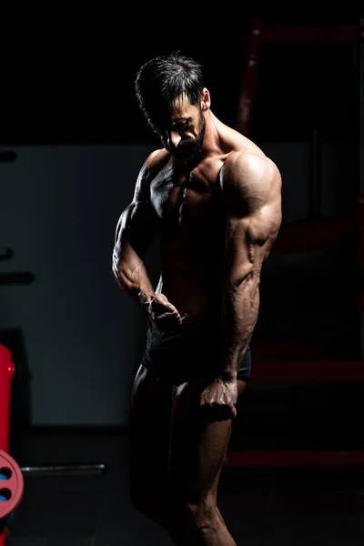 Bodybuilder Performing Side Chest Pose — Stock Photo, Image