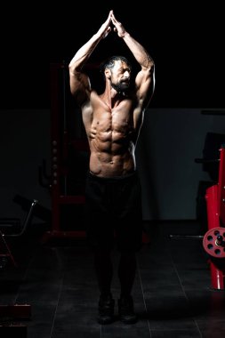 spor salonunda duran ciddi vücut geliştirmeci