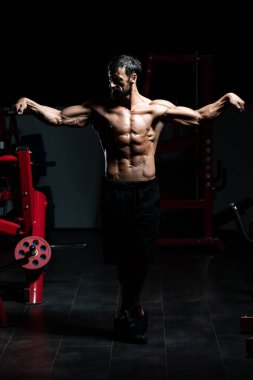 Spor salonunda güçlü duran