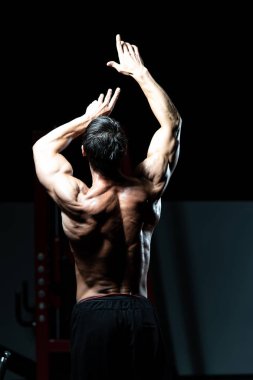 Fiziksel Olgun Adam Onun Iyi Eğitimli Geri Gösteren