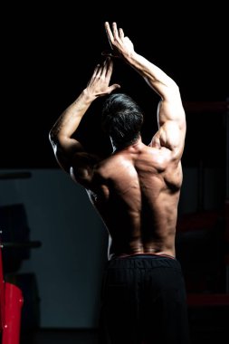 Orta Yaş Man Bodybuilder Geri Pose Esneme