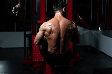 Spor salonunda egzersiz vücut geliştirmeci