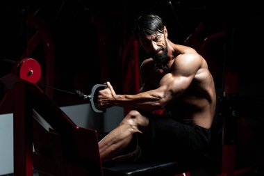 Spor salonunda egzersiz vücut geliştirmeci