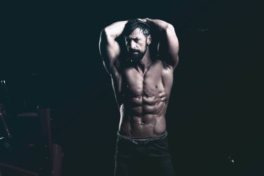 Karın Kası Gösteren Orta Yaşlı Adam