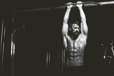 Spor Salonunda Çekici Yetişkin Yapıyor Sit-Ups