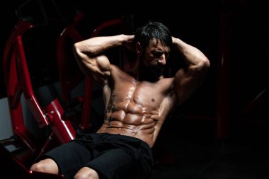 Spor Salonunda Çekici Yetişkin Yapıyor Sit-Ups