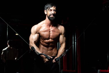 Vücut geliştirmeci egzersiz göğüste makine