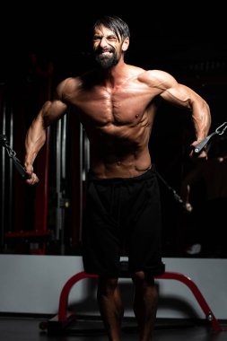 Kaslı adam egzersiz göğüs