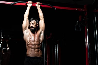 Spor Salonunda Çekici Yetişkin Yapıyor Sit-Ups